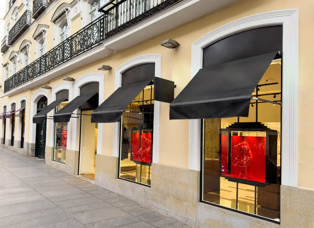 Façade vitrine de magasin en aluminium sur mesure à Cormelles-le-Royal